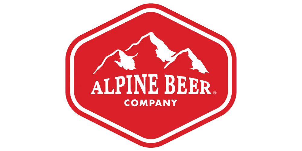 לוגו אדום בצורת משושה עם ציור הרים וטקסט ALPINE BEER COMPANY.