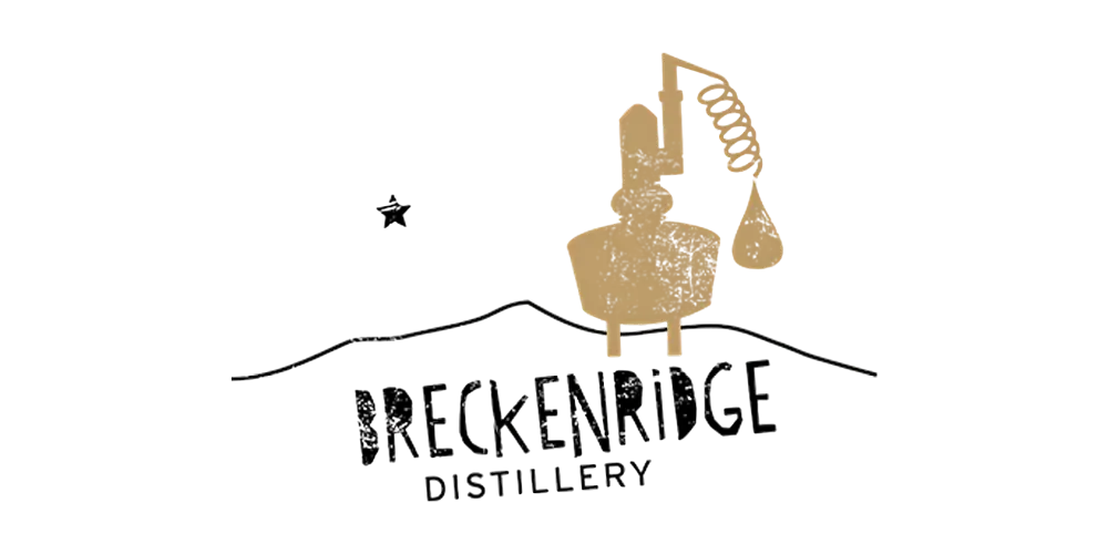 לוגו מוזהב של מזקקת Breckenridge עם ציור של מזקקה על רקע הרים.