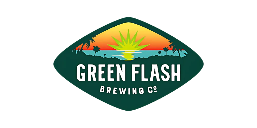 לוגו צבעוני של Green Flash עם איור של שקיעה, עצי דקל, ים וצמח אגבה.