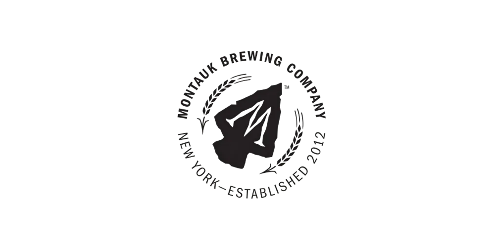 לוגו שחור של Montauk Brewing עם חץ נייר במרכז וטקסט מעוגל.