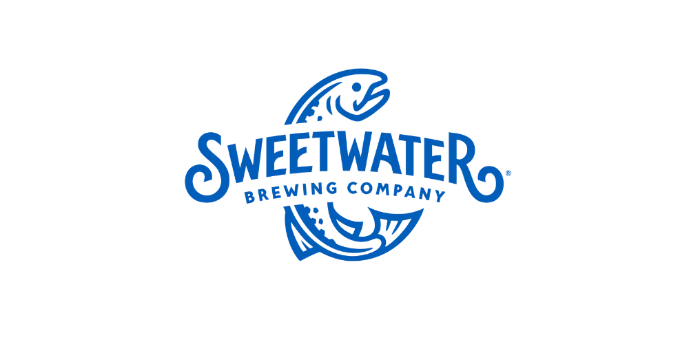לוגו כחול של SweetWater עם איור של דג קופץ מעל ומתחת לשם המותג בטיפוגרפיה מעוגלת.